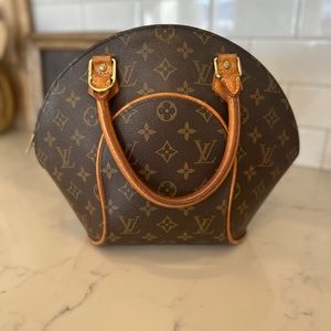 Lovely used LV Ellipse handbag. A few marks/scuffs but beautifully worn.